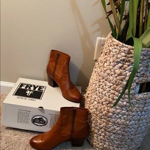 FRYE Stella zip short